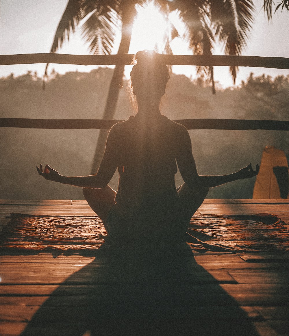 Meditación al aire libre. Fotografía de ilustración.