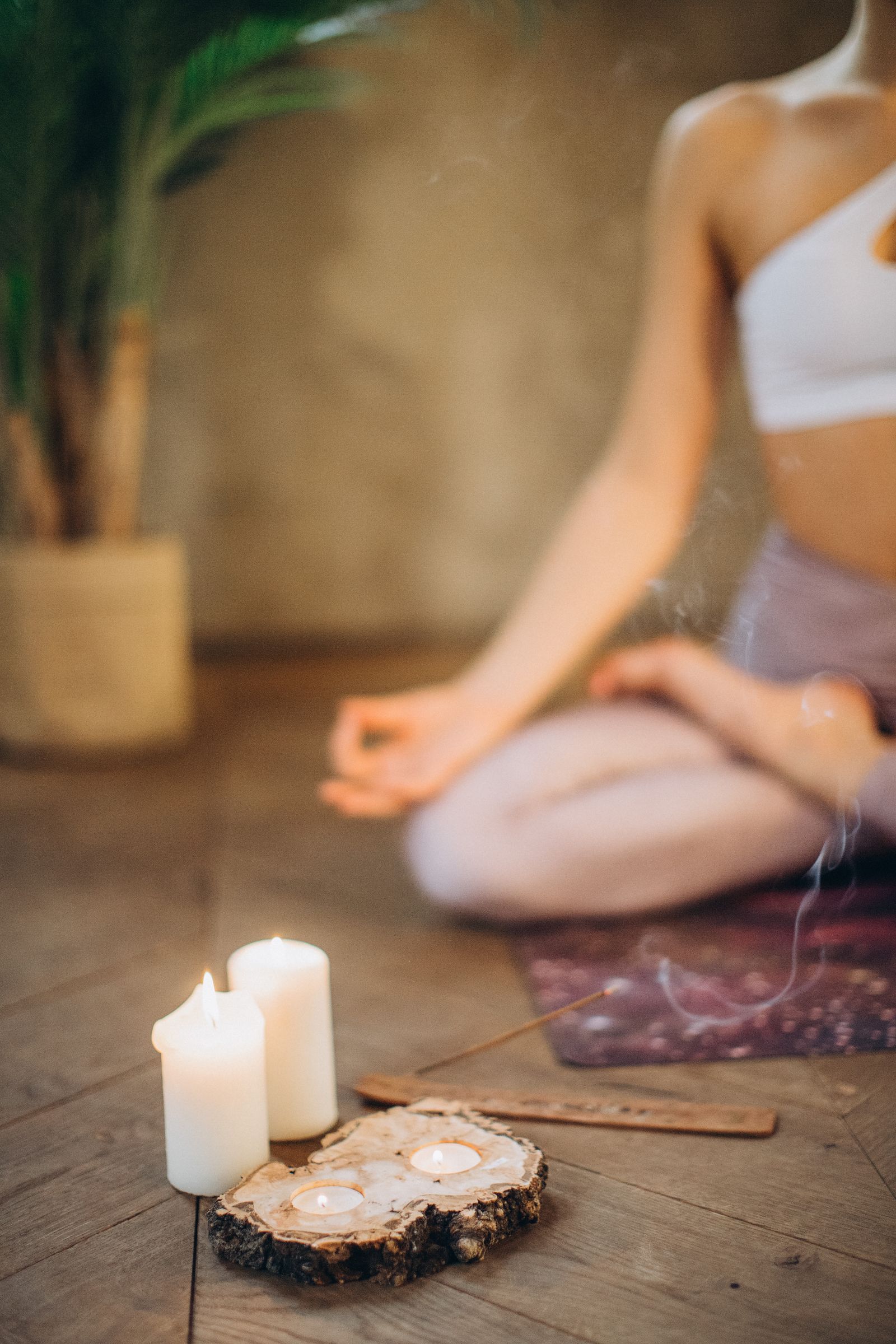 Detalle de una práctica de meditación en un espacio tranquilo. Imagen de ilustración.